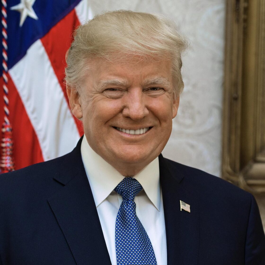 Кто пришёл на скандальный ужин Трампа с мемкой?